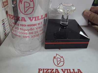 Đặt con dấu in logo lên ly nhựa trà sữa và cà phê