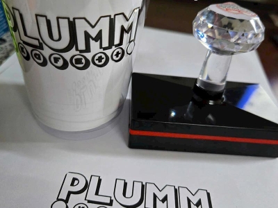 Note ngay địa chỉ chuyên làm con dấu in logo lên ly trà sữa giá rẻ