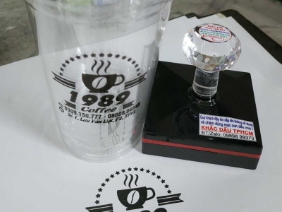 Làm mộc dấu in ly nhựa hộp nhựa - Đơn vị chuyên khắc dấu giá tốt