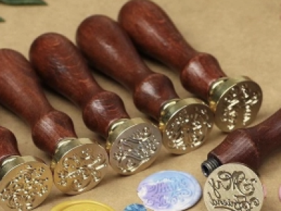 Hướng Dẫn Chi Tiết A-Z Về Dịch Vụ Làm Con Dấu Sáp Niêm Phong Thiệp Cưới Chuyên Nghiệp