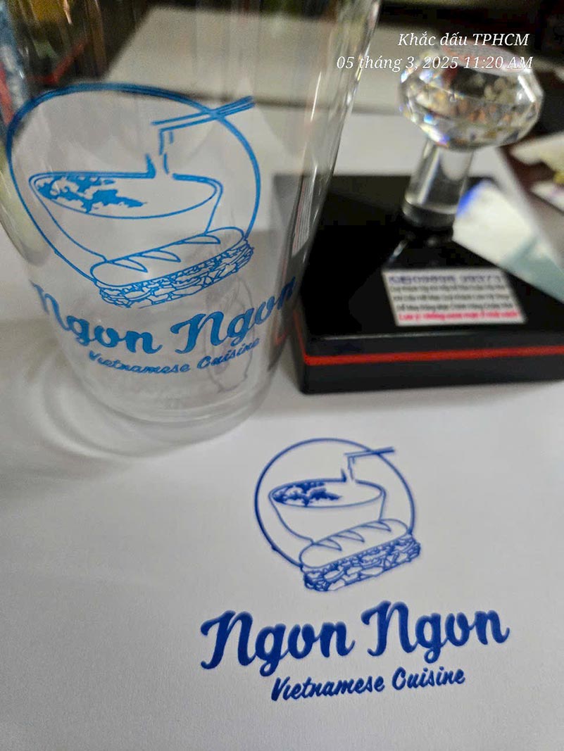 Con dấu in logo lên ly nhựa TPHCM