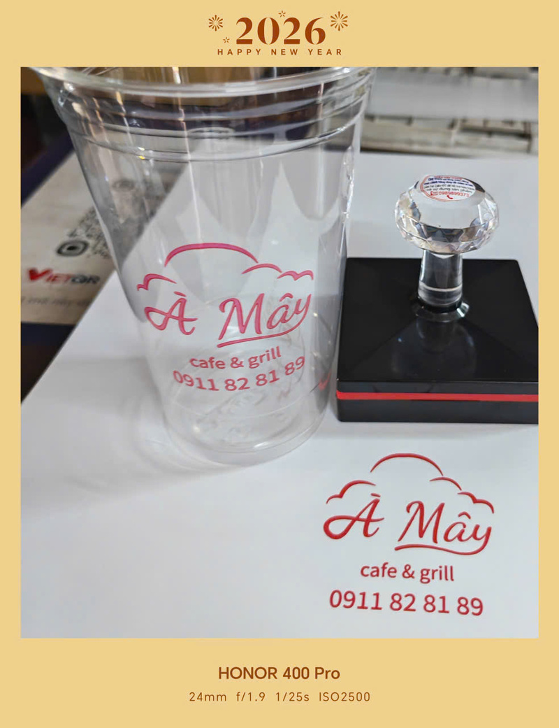 khắc dấu lên ly nhựa