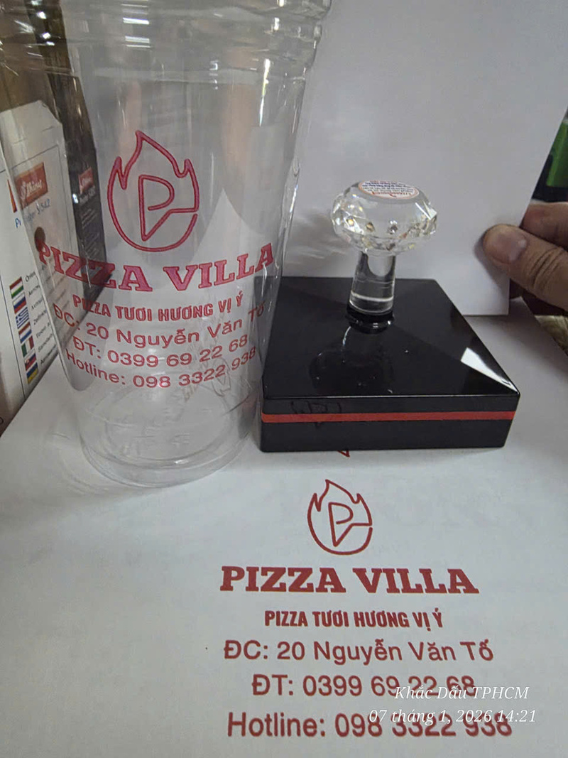 Con dấu in logo lên ly nhựa