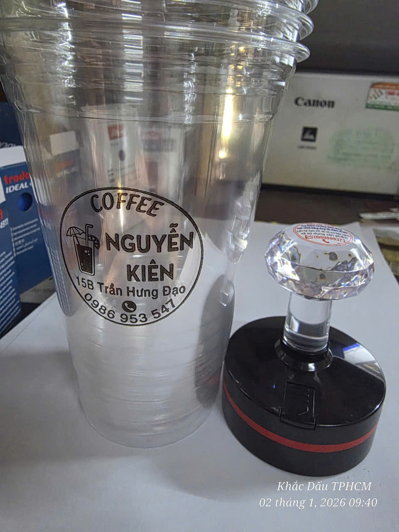 Con dấu in logo lên ly nhựa