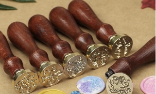 lam-con-dau-sap-niem-phong-thiep-cuoi-2