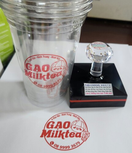 con-dau-in-logo-len-ly-tra-sua