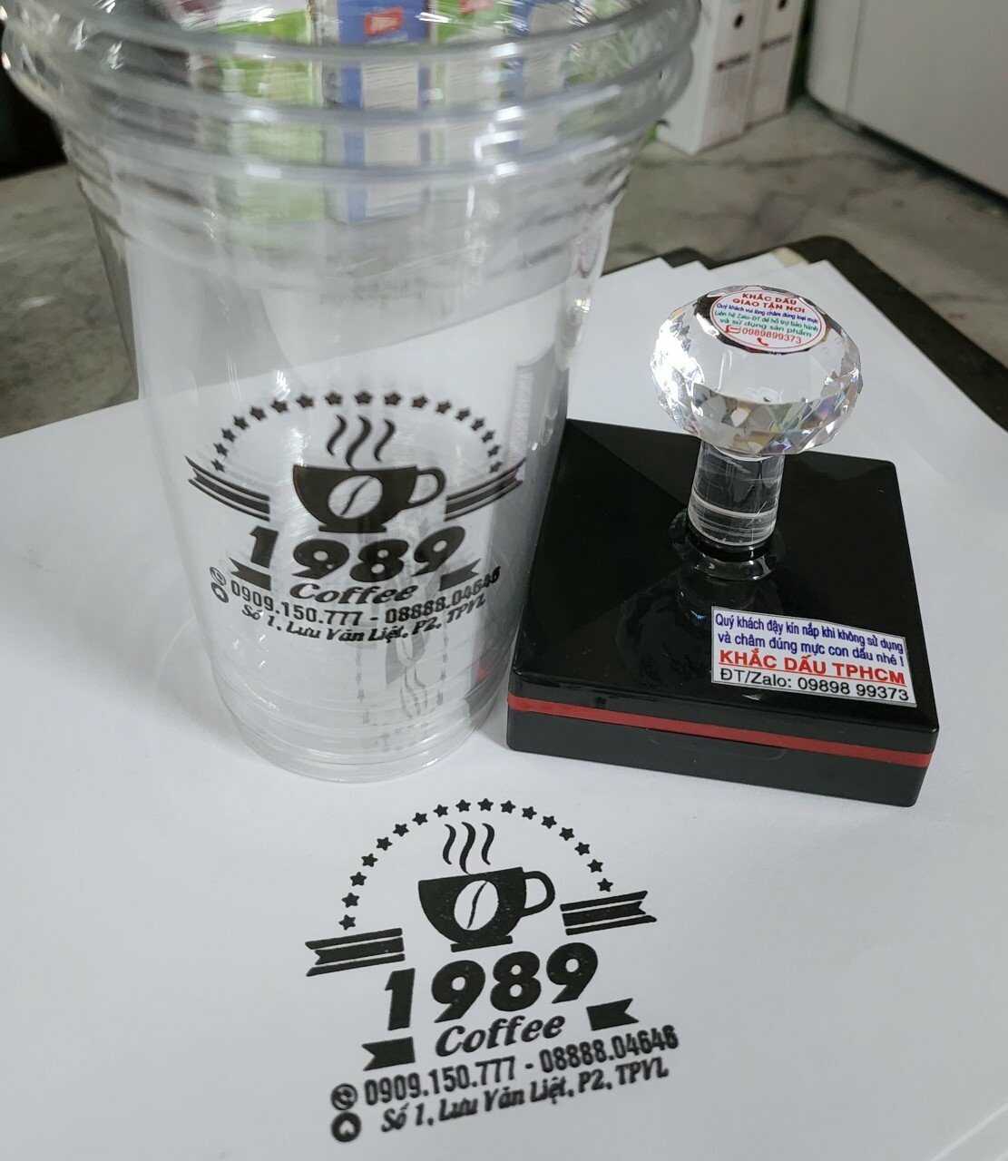 con-dau-in-logo-len-ly-tra-sua