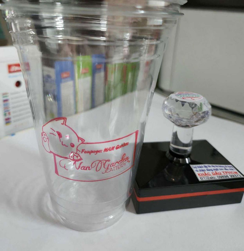 con-dau-in-logo-len-ly-nhua-tphcm