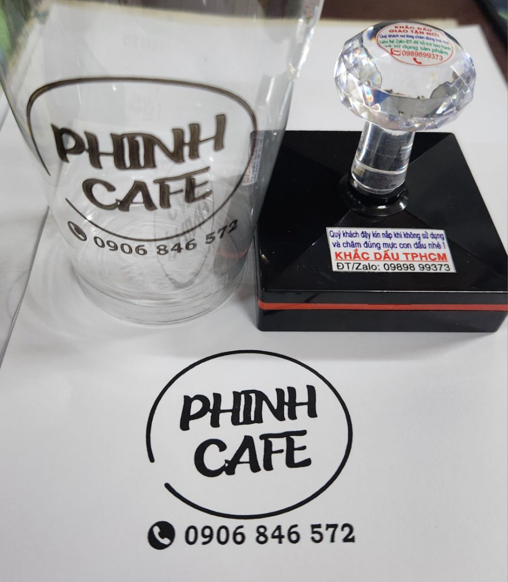 con-dau-in-logo-len-ly-nhua-tphcm