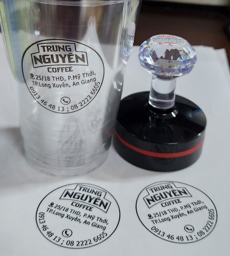 lam-con-dau-in-tren-ly-tra-sua