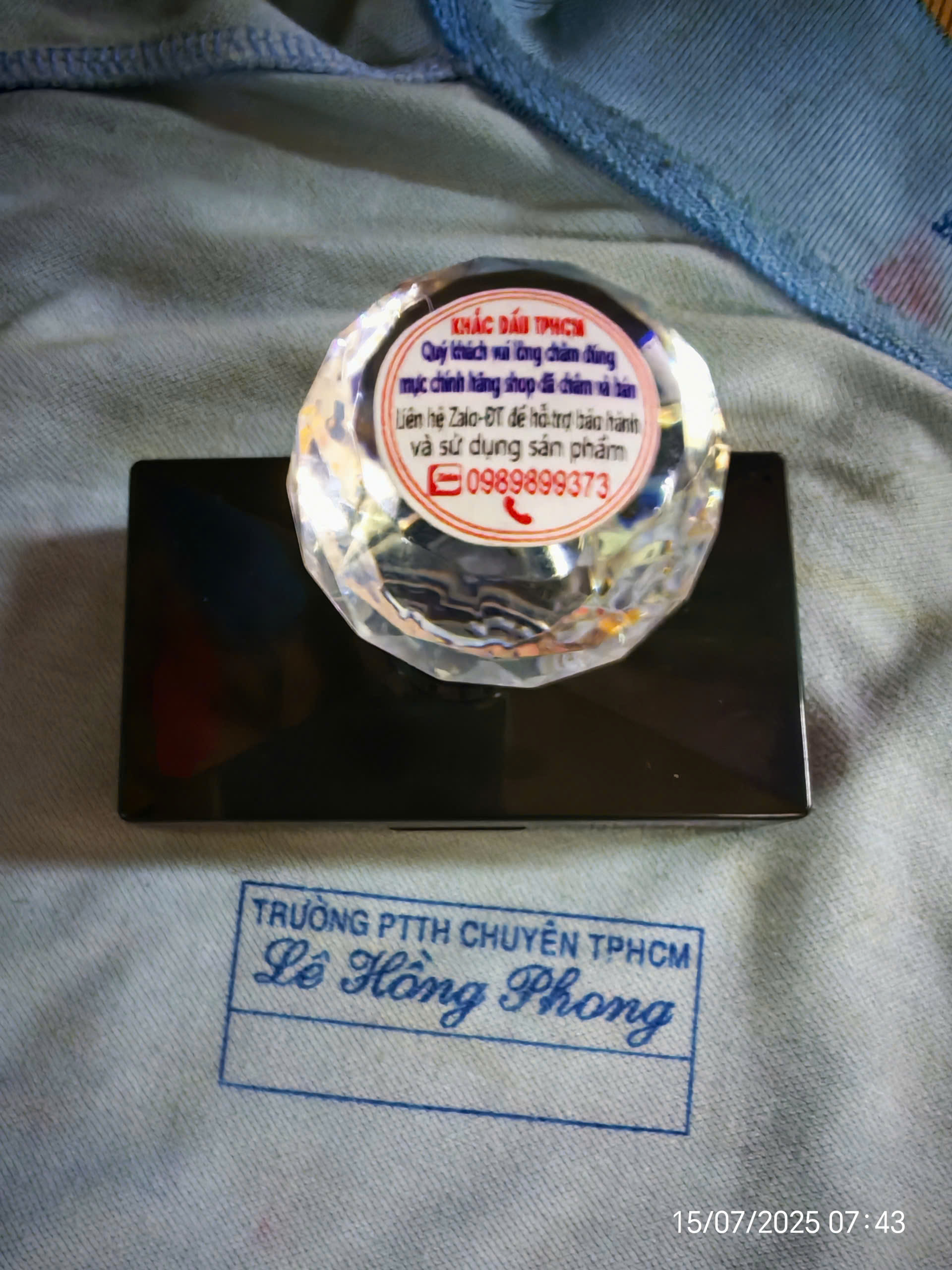 khac-con-dau-in-ten-len-quan-ao